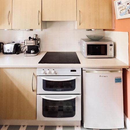 Beautiful Apartment In Guildford With Parking Send Exteriör bild
