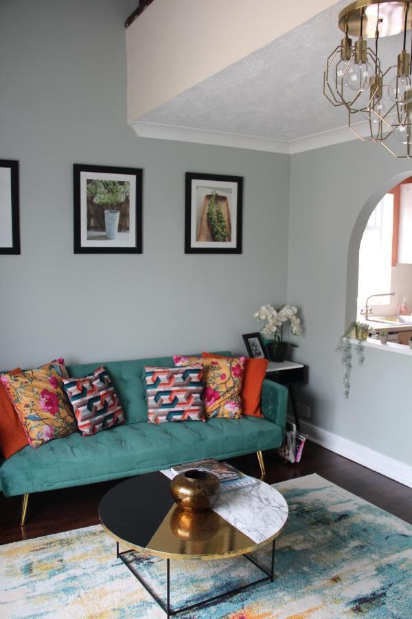 Beautiful Apartment In Guildford With Parking Send Exteriör bild