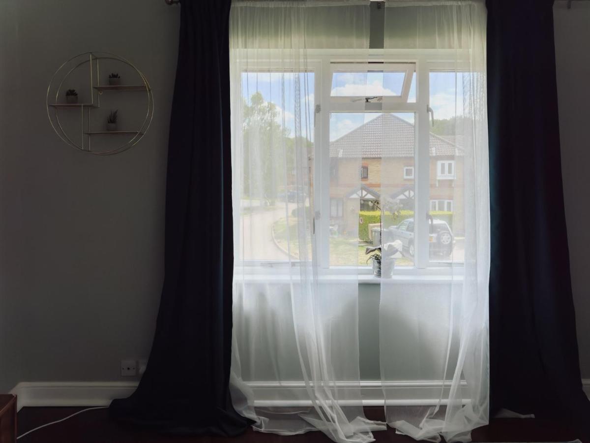 Beautiful Apartment In Guildford With Parking Send Exteriör bild