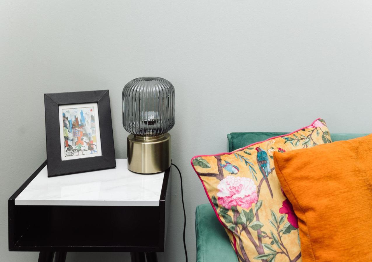 Beautiful Apartment In Guildford With Parking Send Exteriör bild