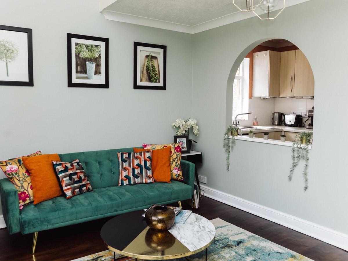 Beautiful Apartment In Guildford With Parking Send Exteriör bild