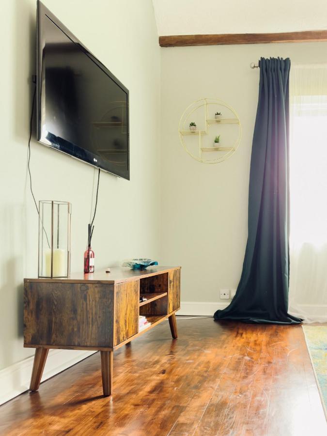 Beautiful Apartment In Guildford With Parking Send Exteriör bild