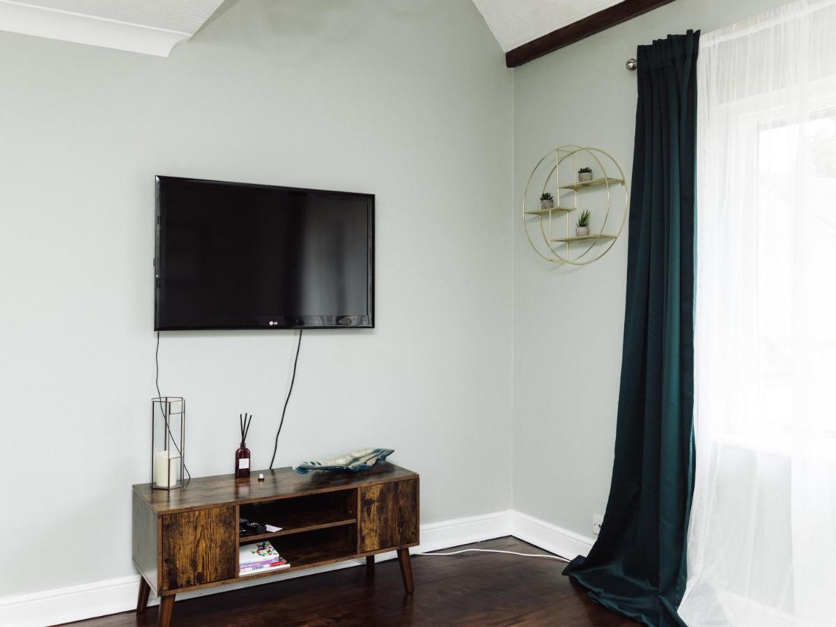 Beautiful Apartment In Guildford With Parking Send Exteriör bild