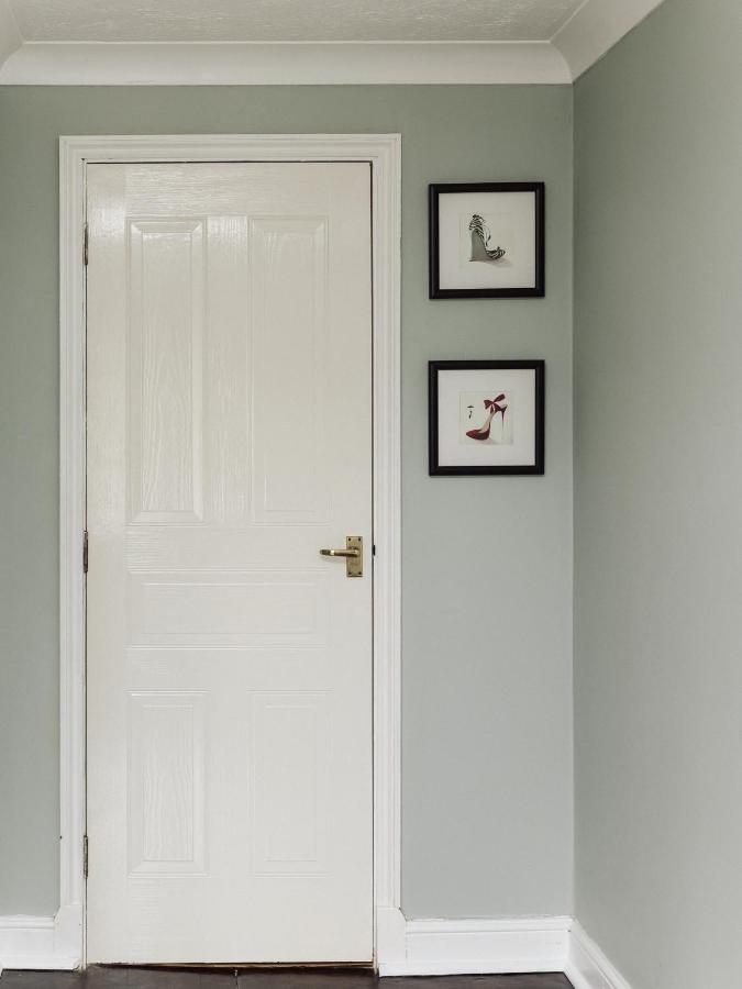 Beautiful Apartment In Guildford With Parking Send Exteriör bild