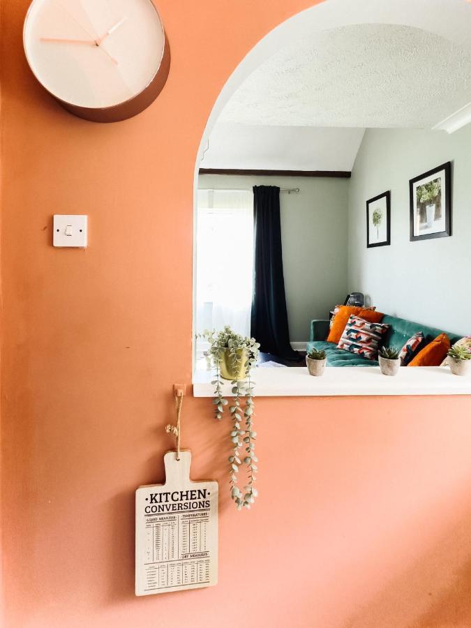 Beautiful Apartment In Guildford With Parking Send Exteriör bild