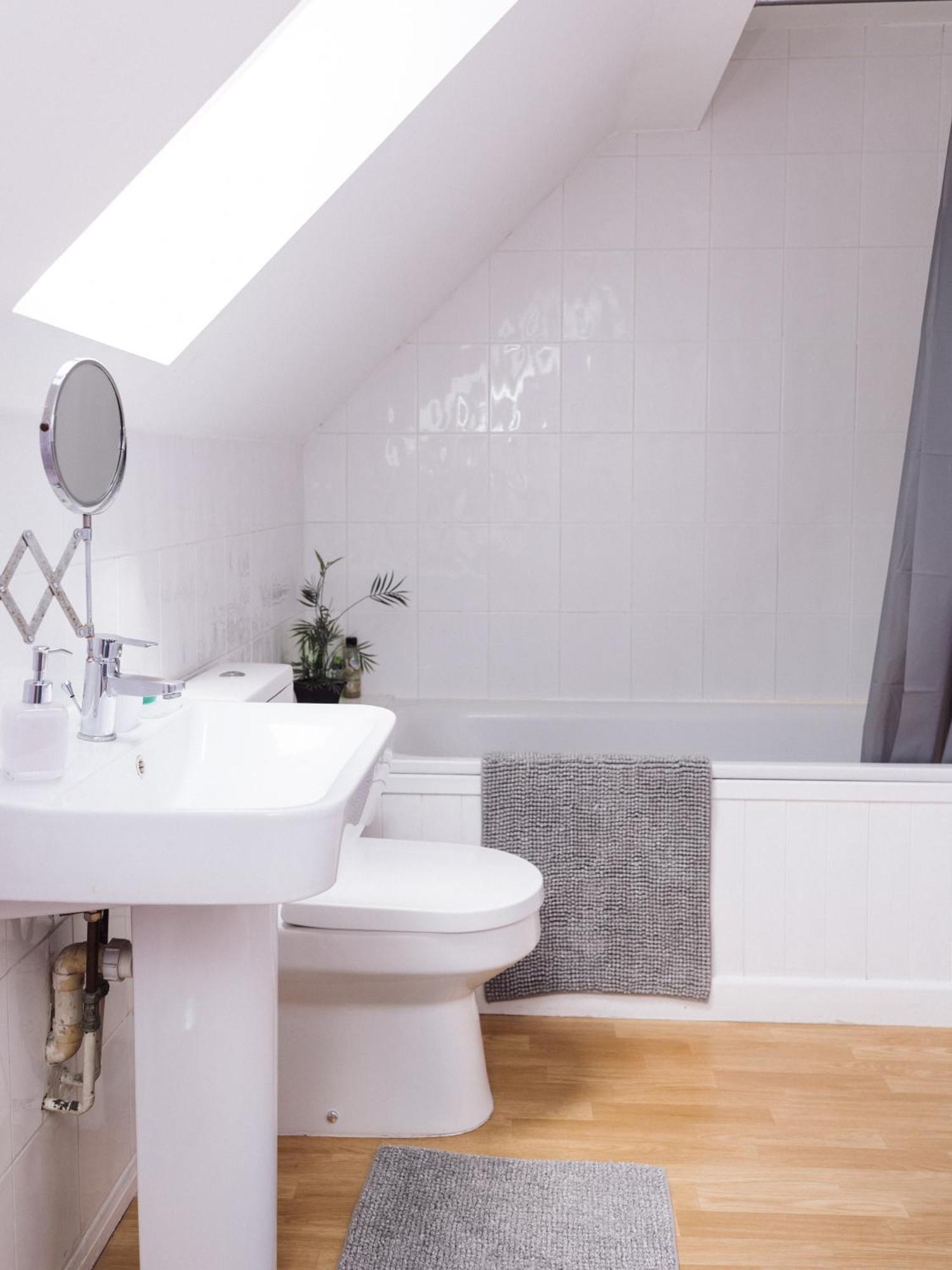 Beautiful Apartment In Guildford With Parking Send Exteriör bild