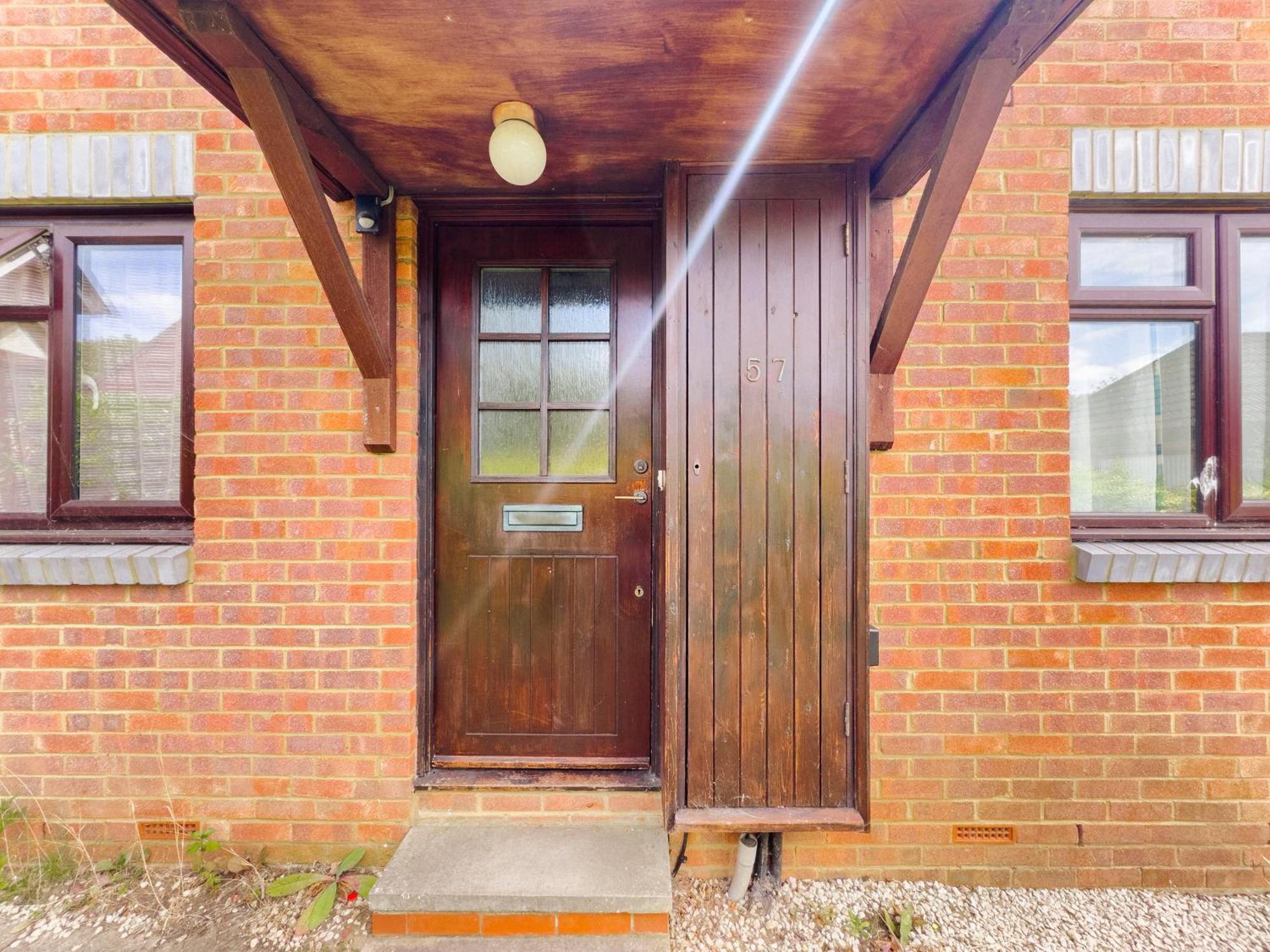 Beautiful Apartment In Guildford With Parking Send Exteriör bild
