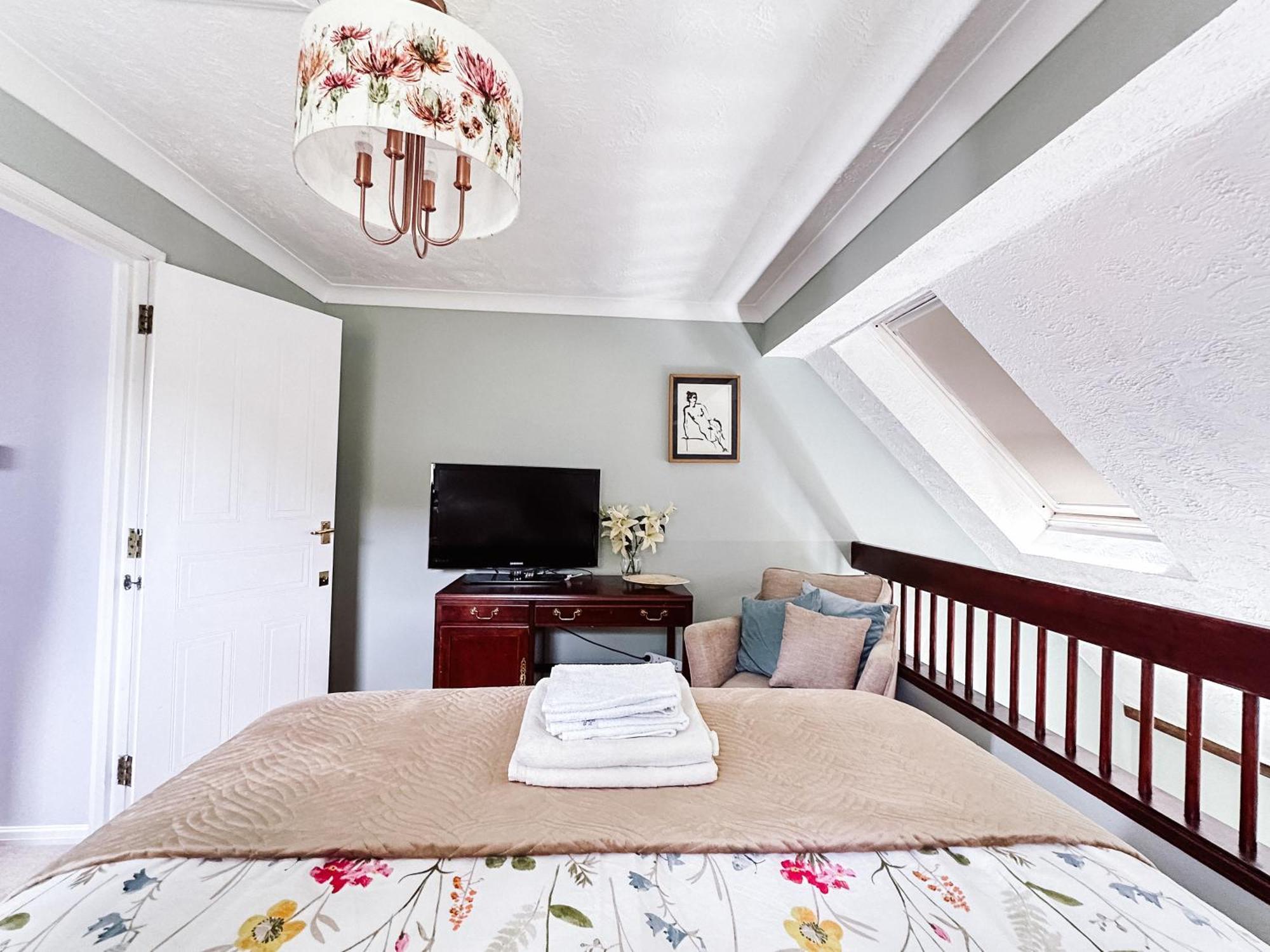 Beautiful Apartment In Guildford With Parking Send Exteriör bild