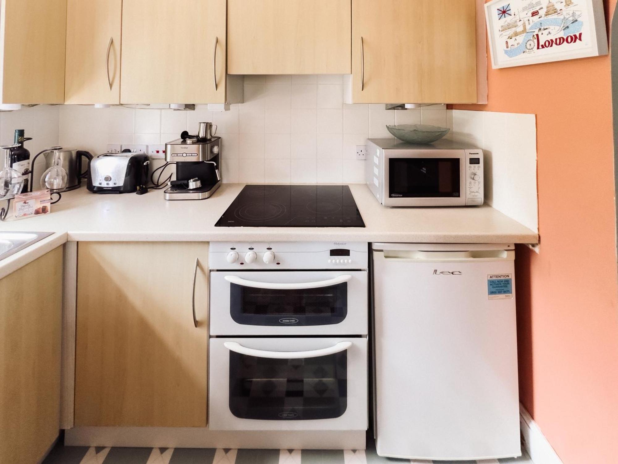 Beautiful Apartment In Guildford With Parking Send Exteriör bild