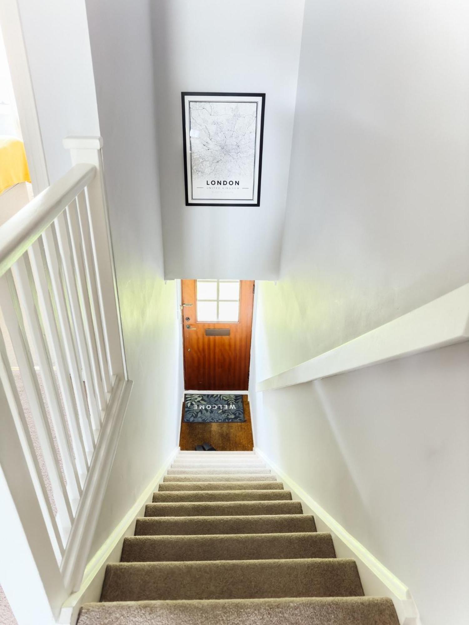 Beautiful Apartment In Guildford With Parking Send Exteriör bild