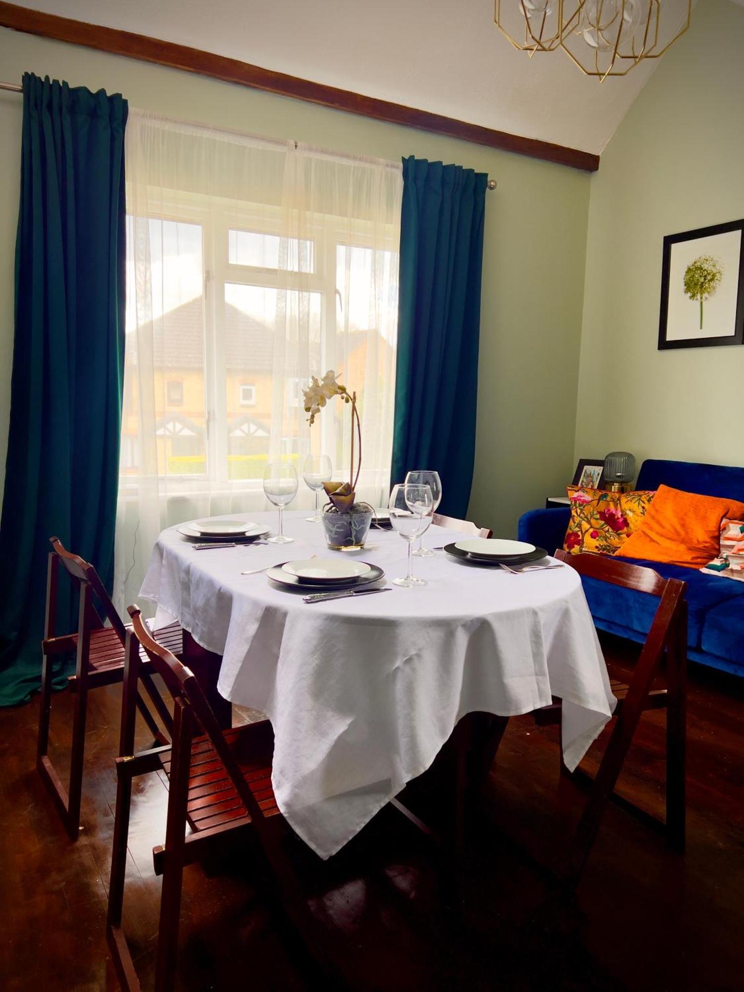 Beautiful Apartment In Guildford With Parking Send Exteriör bild