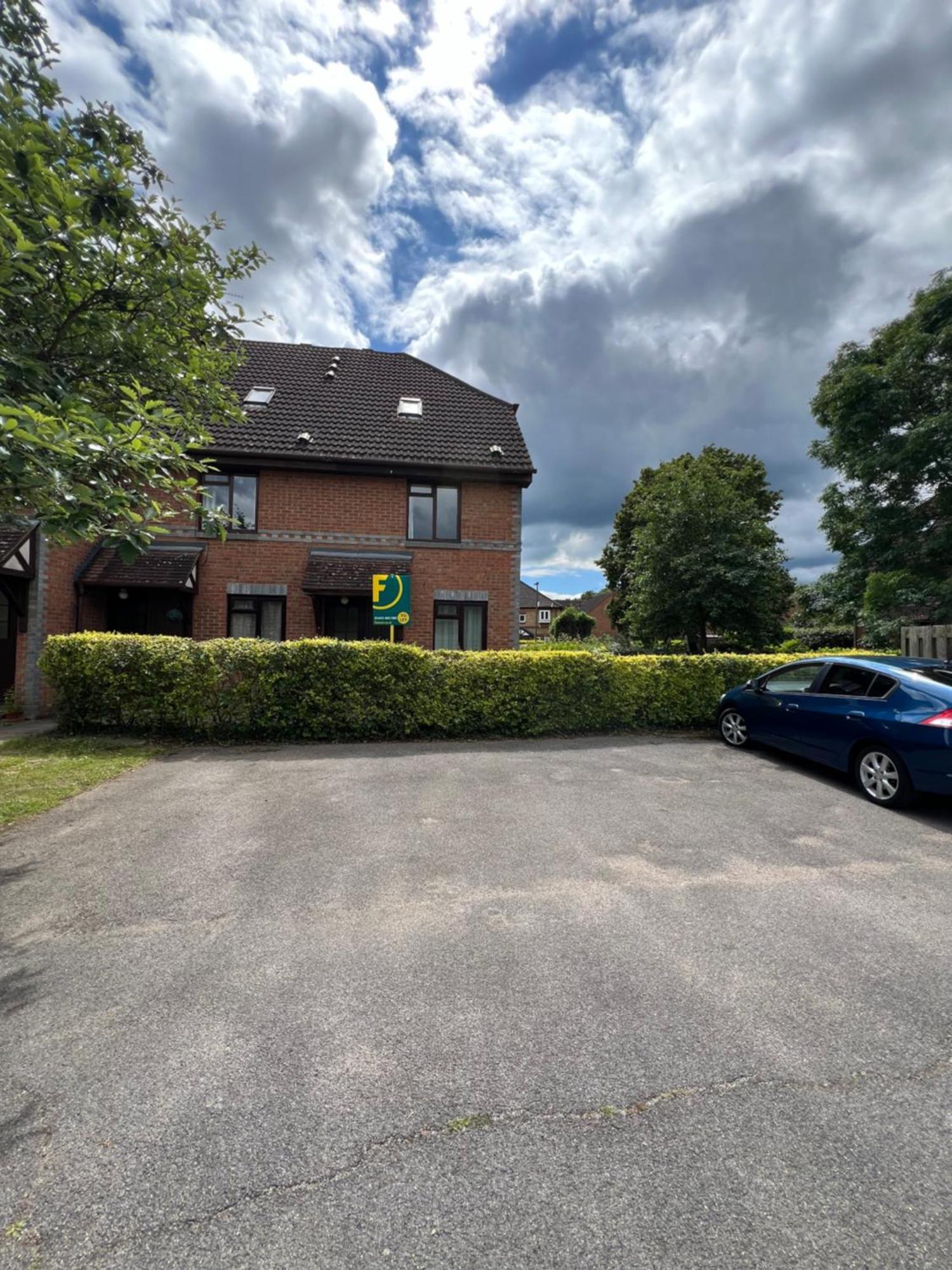 Beautiful Apartment In Guildford With Parking Send Exteriör bild